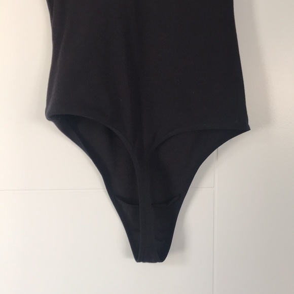 Black Ruffled V-neck Bodysuit | Aritizia | small - Picture 5 of 9